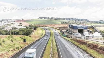 Parte da carga de celulose ficou esparramada na pista de rolamento e o trânsito acabou um pouco lento