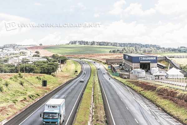Parte da carga de celulose ficou esparramada na pista de rolamento e o trânsito acabou um pouco lento
