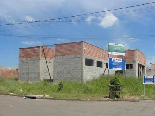 As obras estão paralisadas há mais de três meses, segundo moradores do bairro; local virou abrigo para usuários de drogas