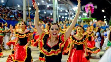 Além dos desfiles das escolas de samba, o carnaval de Rio Claro terá bailes na praça principal da cidade, nas tardes de sábado, domingo e terça-feira, exclusivamente com marchinhas de carnaval