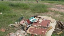 Jovens sugerem que terreno se torne uma área de lazer, com campo de futebol. Prefeitura lembra que não há motivos para jogar lixo em lugares inadequados