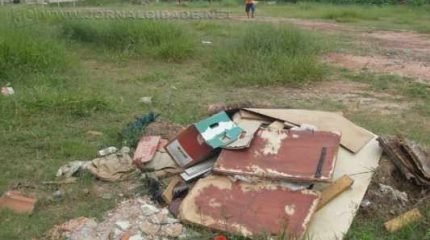 Jovens sugerem que terreno se torne uma área de lazer, com campo de futebol. Prefeitura lembra que não há motivos para jogar lixo em lugares inadequados