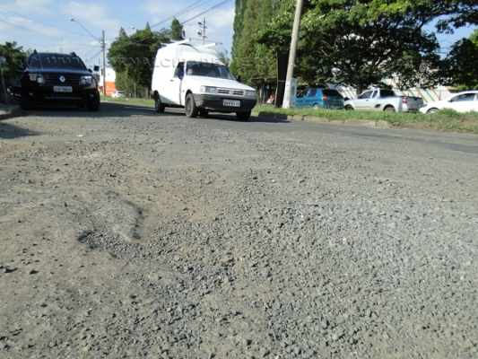 Em trecho da Estrada dos Costas, vizinhos reclamam dos ‘reparos’ realizados pela prefeitura