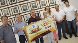 João Esvaldir Ferro (centro) na sede da Acirc para oficializar a entrega do prêmio