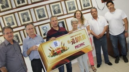 João Esvaldir Ferro (centro) na sede da Acirc para oficializar a entrega do prêmio