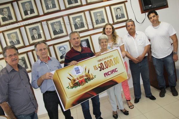 João Esvaldir Ferro (centro) na sede da Acirc para oficializar a entrega do prêmio