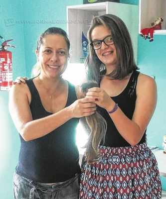 Amanda Estafany Mariano, de 15 anos, cortou e entregou seu cabelo ao Grupo de Apoio à Criança com Câncer de Rio Claro