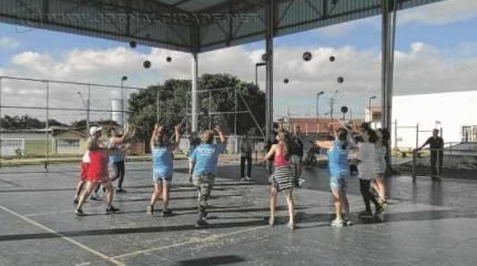 A população tem à disposição diversos cursos culturais e também atividades físicas; a terceira idade pode praticar esportes, assim como os jovens e adolescentes. Inscrições são feitas no local