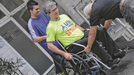 Acessibilidade: o prefeito Du Altimari durante participação no desafio “Um Dia na Cadeira de Rodas” (Foto: Arquivo)