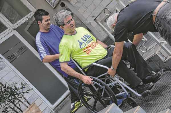 Acessibilidade: o prefeito Du Altimari durante participação no desafio “Um Dia na Cadeira de Rodas” (Foto: Arquivo)