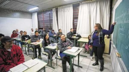 Alunos assistem a aula em uma classe de EJA em escola da rede estadual de ensino (Foto: A2img / Diogo Moreira)