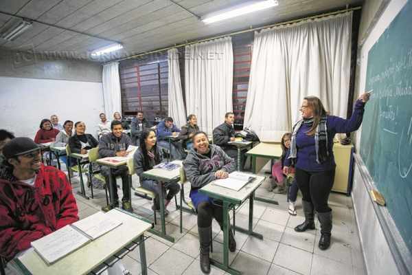Alunos assistem a aula em uma classe de EJA em escola da rede estadual de ensino (Foto: A2img / Diogo Moreira)