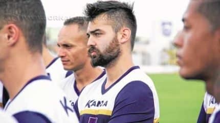 Franco Calero escuta atentamente as instruções do preparador físico Wanilton Zambroti