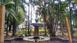 Estátua da Fonte do Índio estava quebrada na manhã deste domingo (10)