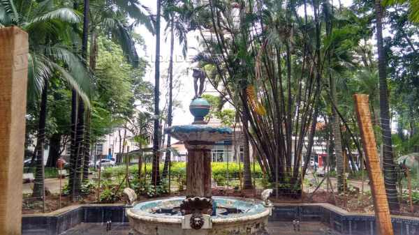 Estátua da Fonte do Índio estava quebrada na manhã deste domingo (10)