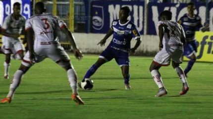 Galo Azul começou arrasador e com sete minutos, fez 2 a 0, mas com apenas 15 inscritos, time cansou, desperdiçou um pênalti e viu o Capivariano reagir e empatar