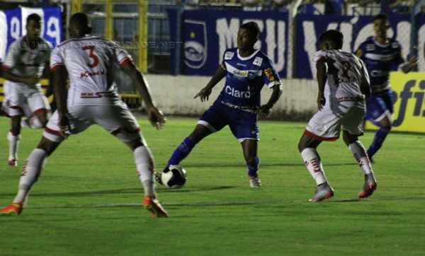 Galo Azul começou arrasador e com sete minutos, fez 2 a 0, mas com apenas 15 inscritos, time cansou, desperdiçou um pênalti e viu o Capivariano reagir e empatar
