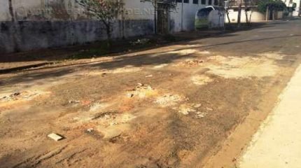 Moradores taparam buracos em trecho da Avenida M-19, entre ruas M-8 e M-7