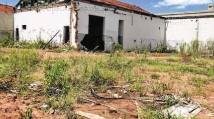 Vista da fachada de casa abandonada na Rua 1, entre as avenidas 24 e 26
