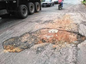 Um motociclista caiu dentro dessa ‘vala’ no Jardim Guanabara
