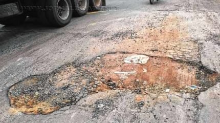 Um motociclista caiu dentro dessa ‘vala’ no Jardim Guanabara