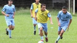 Sob o comando do técnico Luciano Gama, o Galo Azul realizou treinos em campos de futebol da cidade e região