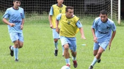 Sob o comando do técnico Luciano Gama, o Galo Azul realizou treinos em campos de futebol da cidade e região