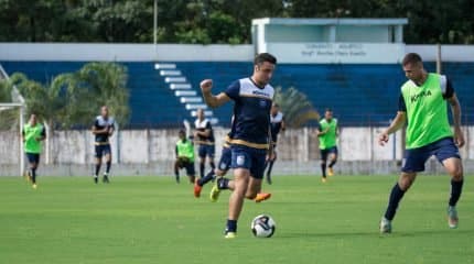 Em janeiro, o Galo Azul treinou no Schmidtão. O último foi na quinta-feira, no horário da partida, para a adaptação do elenco