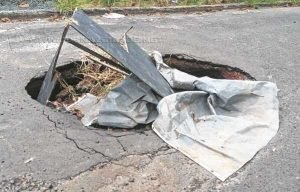 Na Rua 10, no São João, cratera aberta só aumenta de tamanho