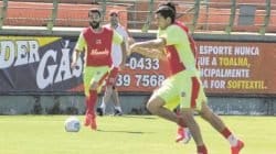 Em coletivo, o auxiliar técnico (ao fundo) Guilherme Talamoni observa e orienta os jogadores
