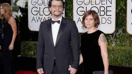 Wagner Moura e sua esposa no red carpet do Globo de Ouro 2016