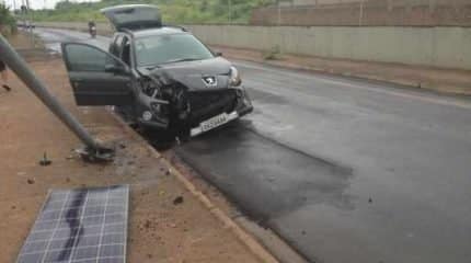 Motorista perde o controle do carro e colide contra um poste na Avenida Tancredo Neves