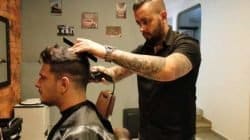 O barbeiro Murillo Reis trabalha há 10 anos cuidando da aparência do público masculino e, segundo o profissional, a procura pelos serviços de beleza relacionados aos homens cresceu muito