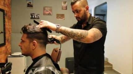 O barbeiro Murillo Reis trabalha há 10 anos cuidando da aparência do público masculino e, segundo o profissional, a procura pelos serviços de beleza relacionados aos homens cresceu muito