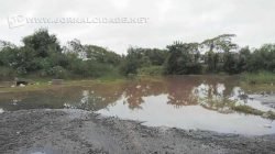 Lagoa formada pela enxurrada no bairro Bom Retiro. Casas também têm problemas com infiltração pela ação das chuvas