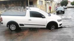 Leitor encaminhou foto de veículo que caiu em buraco na Avenida 22 entre as ruas 11 e 12