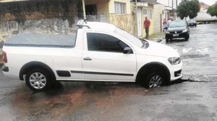 Leitor encaminhou foto de veículo que caiu em buraco na Avenida 22 entre as ruas 11 e 12