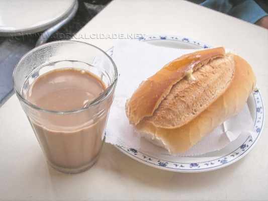 Foram empenhados mais de R$ 572 mil para aquisição de pães e leite com café destinados aos servidores municipais