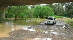 Equipe da Defesa Civil esteve nessa sexta na Estrada de Jacutinga, que estava alagada, além da Rua 6 que, assim como a Jacutinga, faz conexão com a SP-191