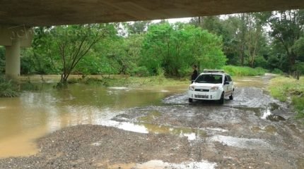 Equipe da Defesa Civil esteve nessa sexta na Estrada de Jacutinga, que estava alagada, além da Rua 6 que, assim como a Jacutinga, faz conexão com a SP-191