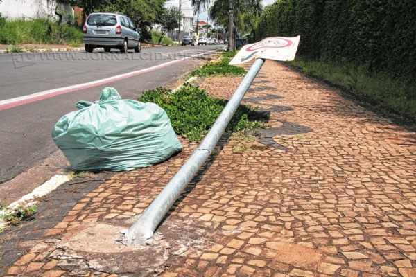 PREJUÍZOS: depois do acidente, o motorista ‘deu no pé’