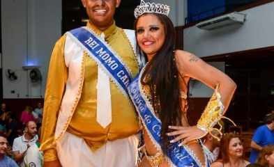O superanimado rei momo Renan e sua rainha Thainá, após a cerimônia que os elegeu no comando do Carnaval 2016 em RC