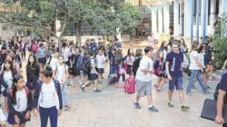 Alunos no pátio do Colégio Puríssimo, onde o ano letivo começa nesta quarta-feira (27)