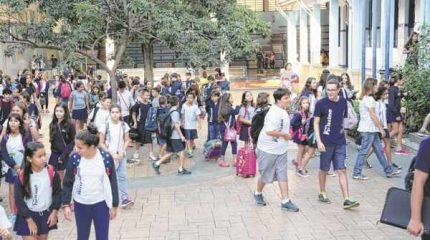 Alunos no pátio do Colégio Puríssimo, onde o ano letivo começa nesta quarta-feira (27)