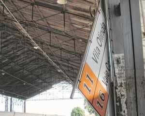 Placa danificada na Estação Ferroviária. Passageiros pedem melhorias no terminal urbano