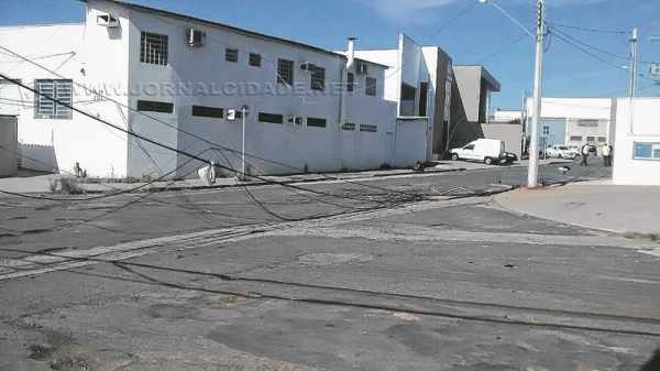 Fios soltos no cruzamento da Av.12 com a Rua 26 no Jardim São Paulo foram retirados nessa terça-feira. Foto enviada pelo WhatsApp da Redação (9.9942-4100)