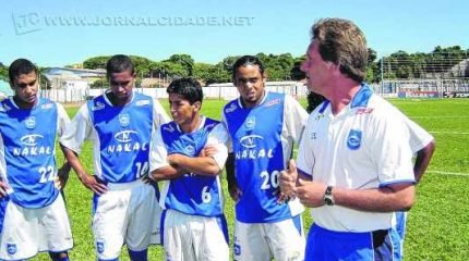 Em 20 anos de carreira, o preparador físico Walter Grassmann possuí extenso currículo, como em passagens pelo Gyeongnam FC, da Coreia do Sul (à esquerda) e no Rio Claro FC