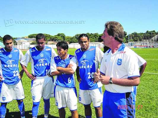 Em 20 anos de carreira, o preparador físico Walter Grassmann possuí extenso currículo, como em passagens pelo Gyeongnam FC, da Coreia do Sul (à esquerda) e no Rio Claro FC