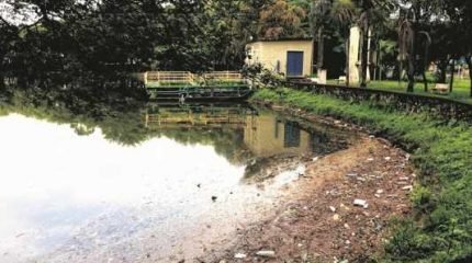 Lixo acumulado às margens do Lago Azul de Rio Claro. Prefeitura pede colaboração dos usuários no descarte correto do lixo