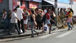 Movimentação numa loja na rua 3, no Centro de Rio Claro